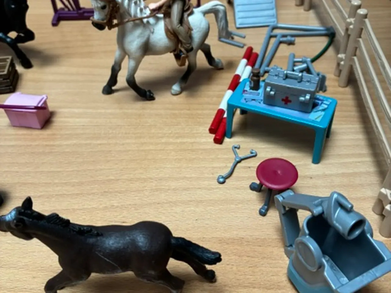 Billede 2 - Schleich hestefold med div tilbehør alt som er vis