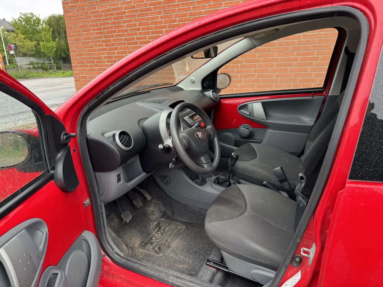 Billede 5 - Velholdt og velkørende rød Toyota Aygo.