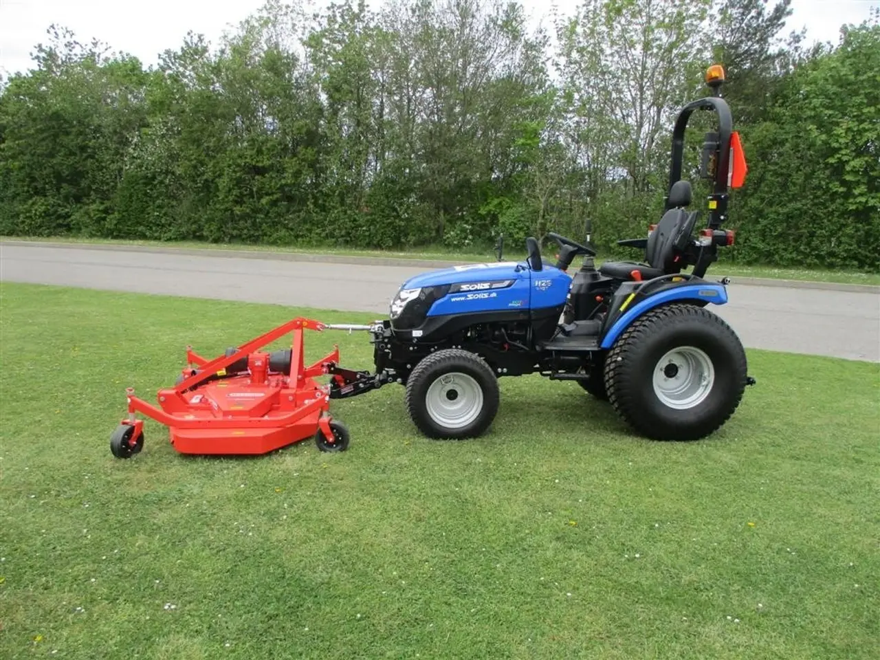 Billede 1 - Solis 26 HST med frontlift,front PTO og turf æk