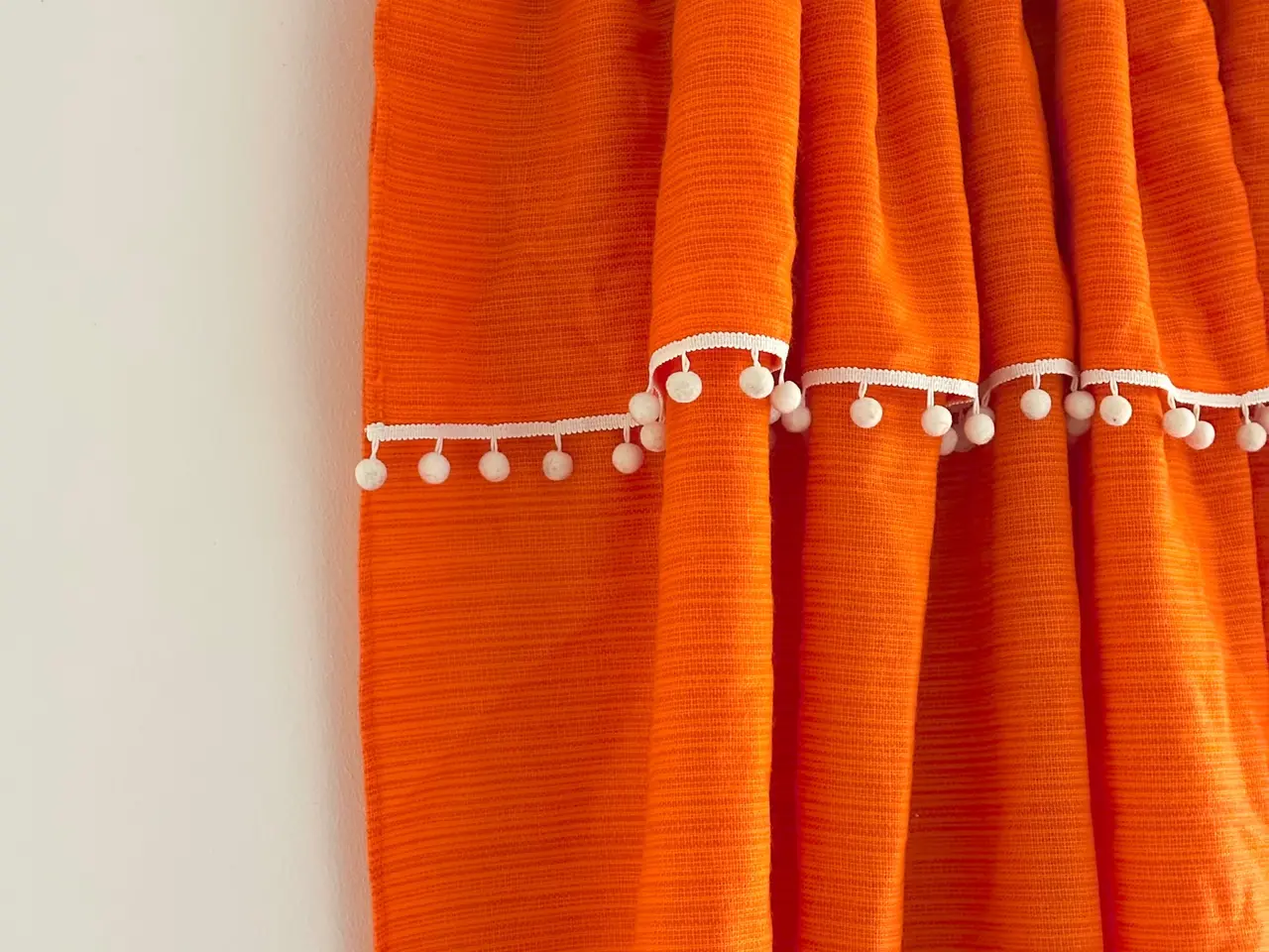 Billede 4 - Retro gardin, orange m pompom