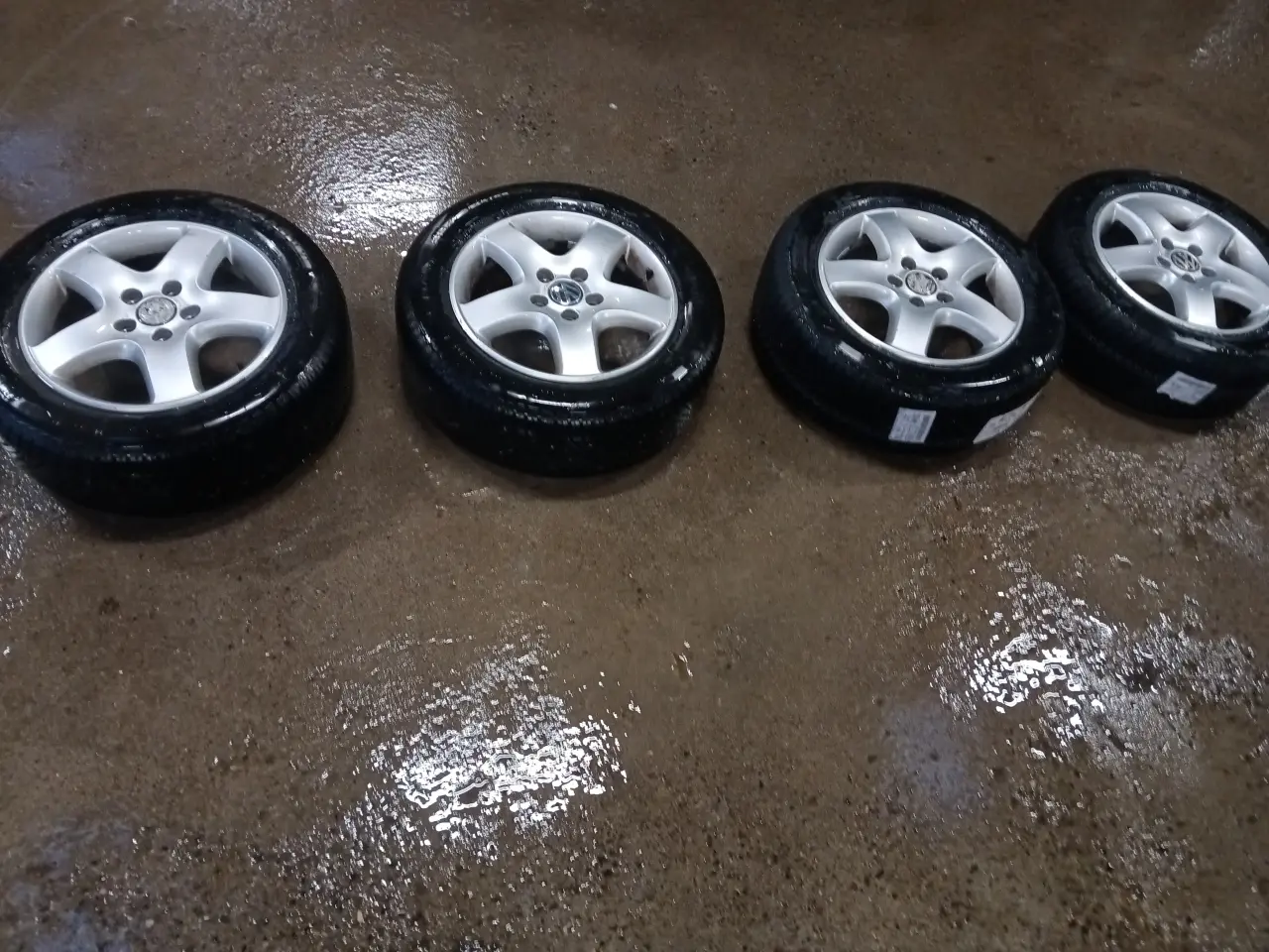 Billede 3 - Alufælge til VW T5/T6 med nye helårsdæk