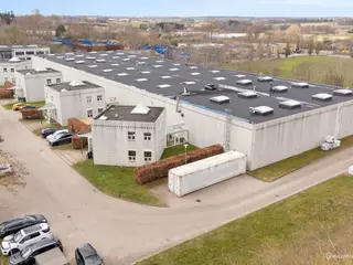 Lager og kontor på 1 674 m² til leje på Lejrvej i moderne erhvervsejendom tæt på Værløse