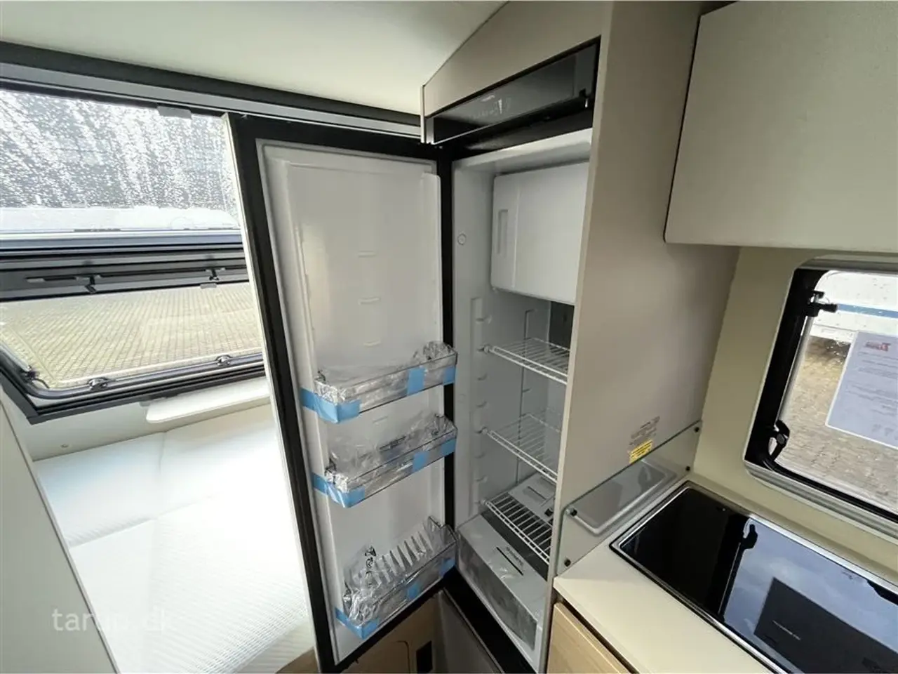 Billede 13 - 2026 - Adria Action 391 PD   Tværstillet dobbeltseng, L-siddegruppe, LED-kanallys, TV-holder,  XL-aksel, alufælge, stort køleskab, el-gulv-varme, Truma Combi 4