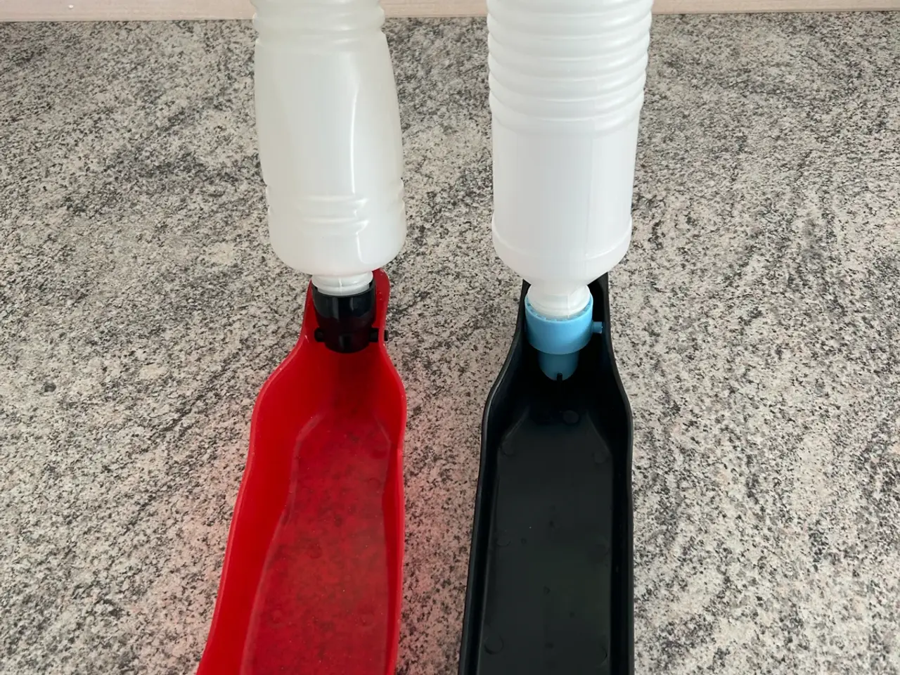 Billede 2 - Drinke flasker med lille skål. 