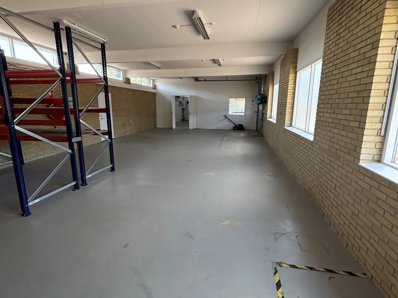 Billede 5 - Præsentabelt kontor på ca. 120 m2 og lager med værksted på ca. 160 m2 udlejes i erhvervsbygning placeret centralt i Farums erhvervsområde med kun 5 minutters kørsel til Hillerødmotorvejen.