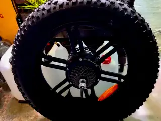 Fælg med./250W motor & dæk.