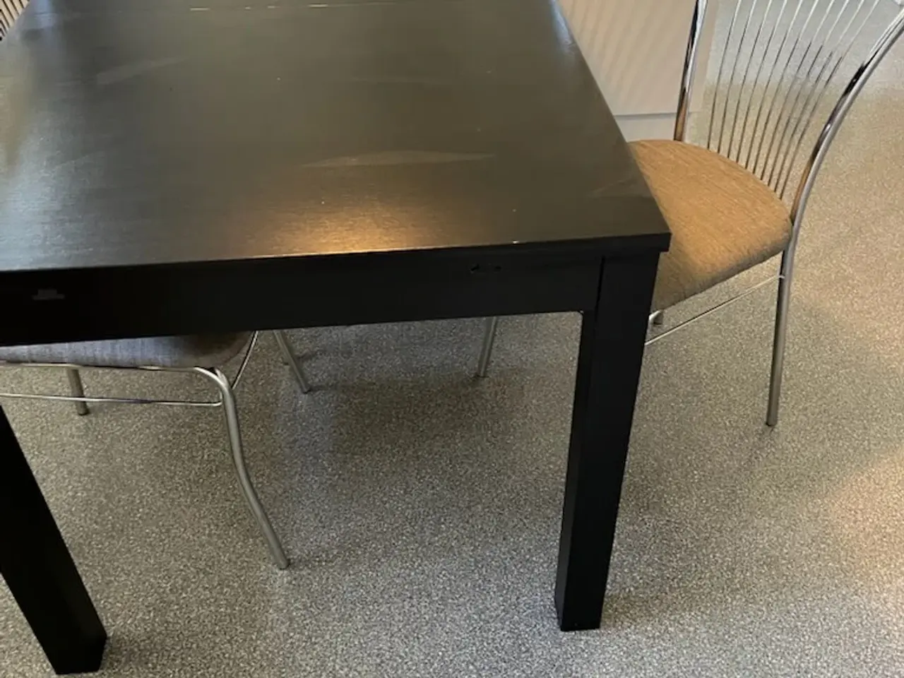 Billede 1 - Spisebord med 4 stole