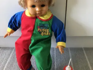 Sød puslebaby-dukke sælges