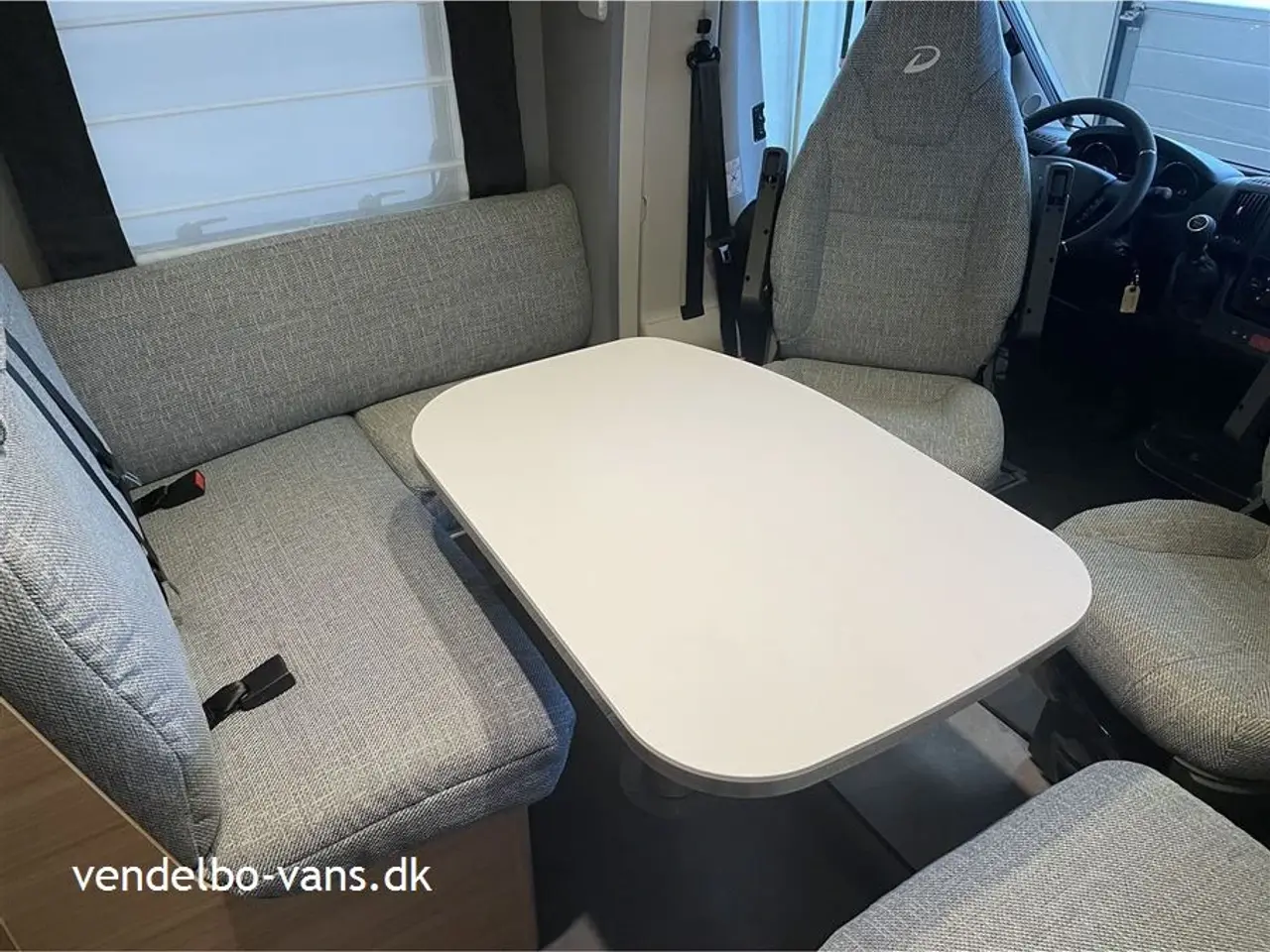 Billede 4 - 2025 - Dethleffs Just T 7052 EB - 90 Year   Enkeltsenge over garagen og el-hæve/sænkeseng over siddegruppen