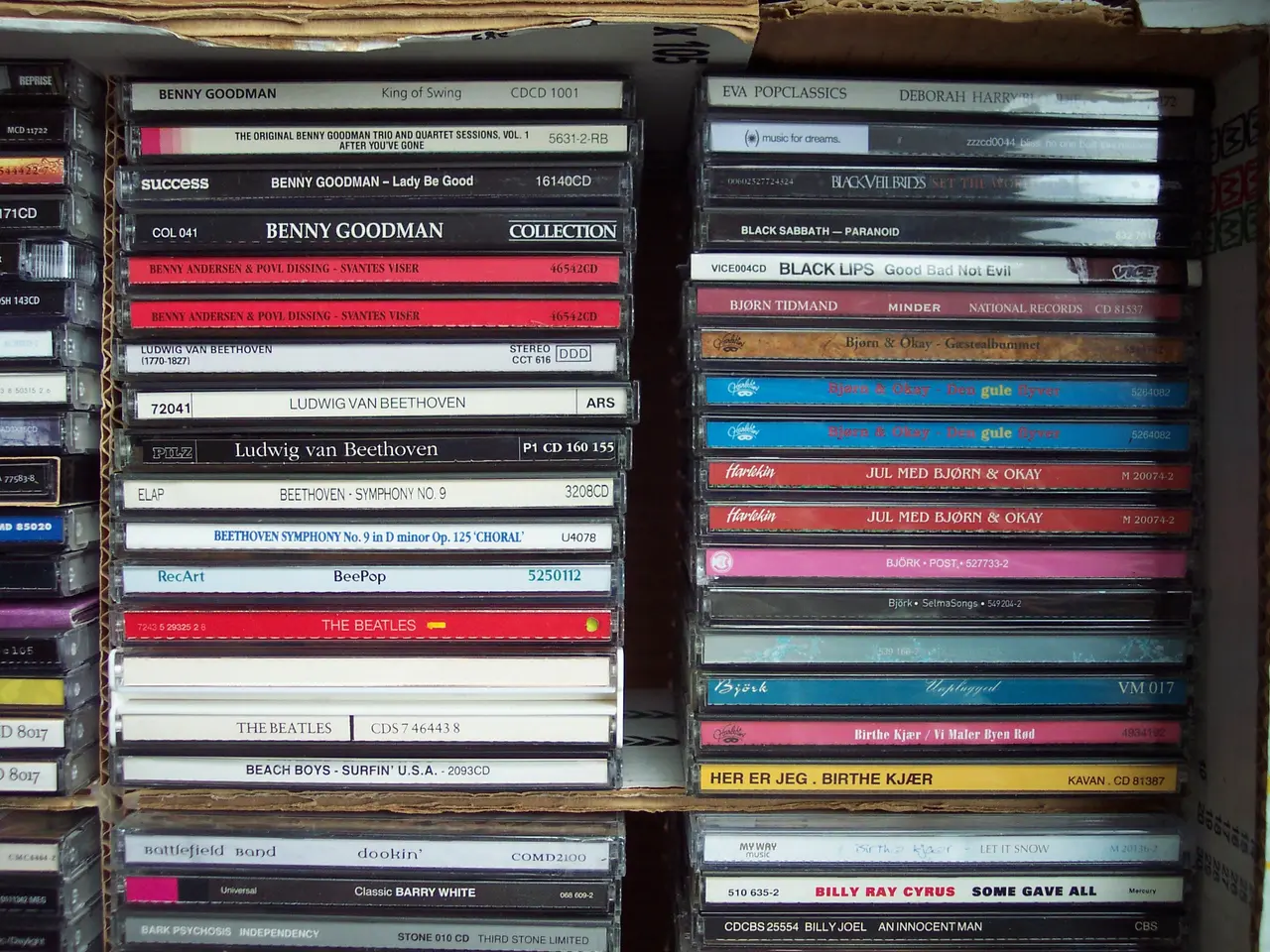 Billede 1 - 175 COUNTRY & FOLK CDer + andre genrer sælges………..