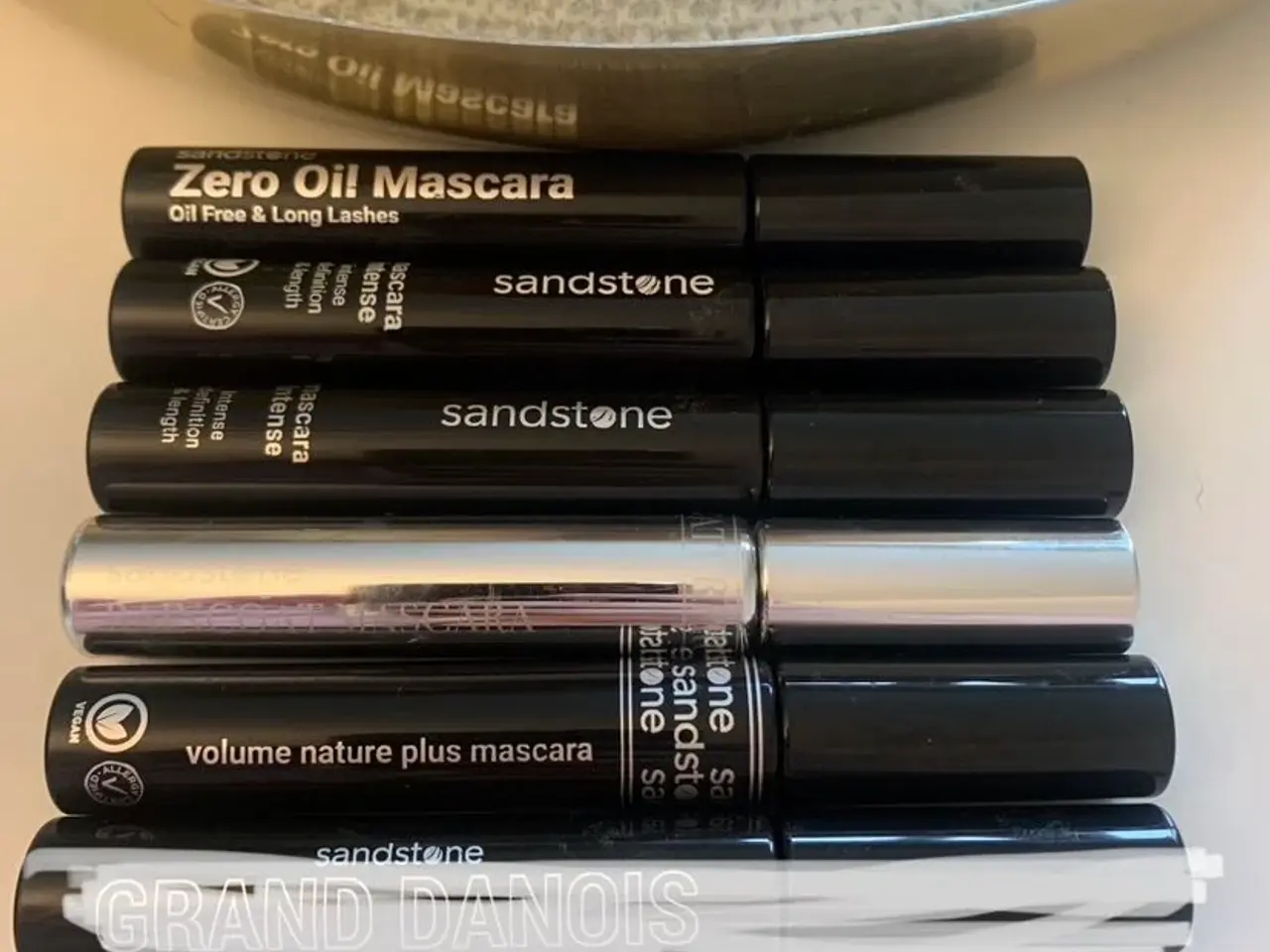 Billede 1 - Sandstone mascaras 100 kr pr stk