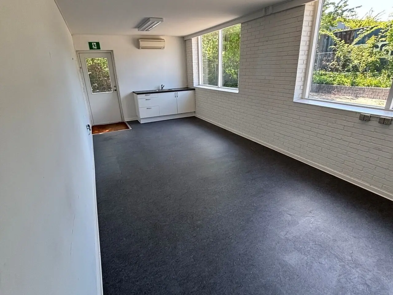 Billede 7 - Præsentabelt kontor på ca. 120 m2 og lager med værksted på ca. 160 m2 udlejes i erhvervsbygning placeret centralt i Farums erhvervsområde med kun 5 minutters kørsel til Hillerødmotorvejen.