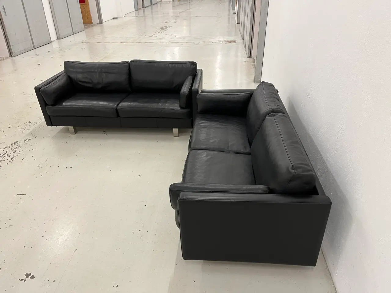 Billede 2 - Skalma Bonn 2x2,5 Pers.Sofaer i sort okse læder.