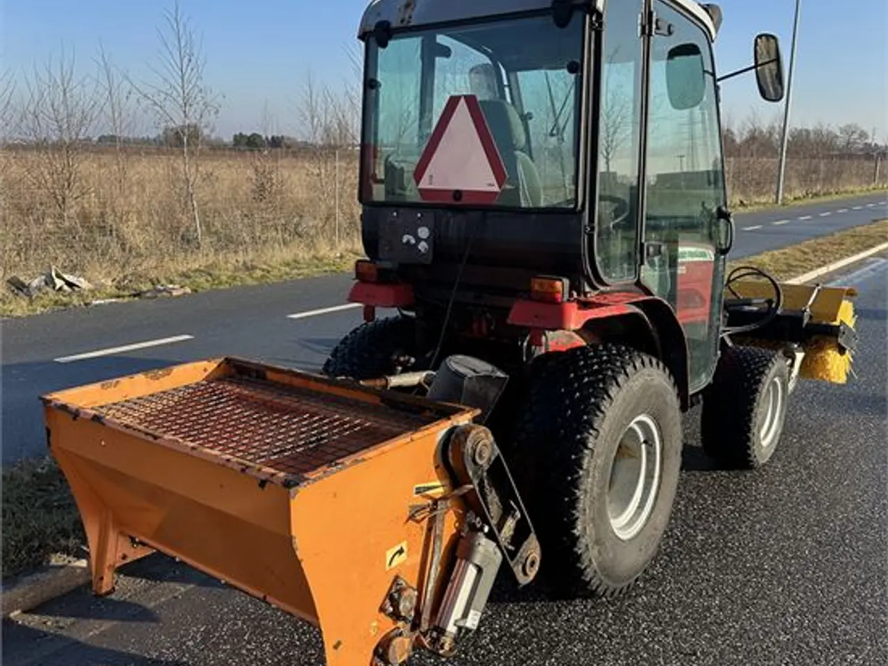 Billede 7 - Massey Ferguson 1523 -Only 375 hours With broom and salt spreder