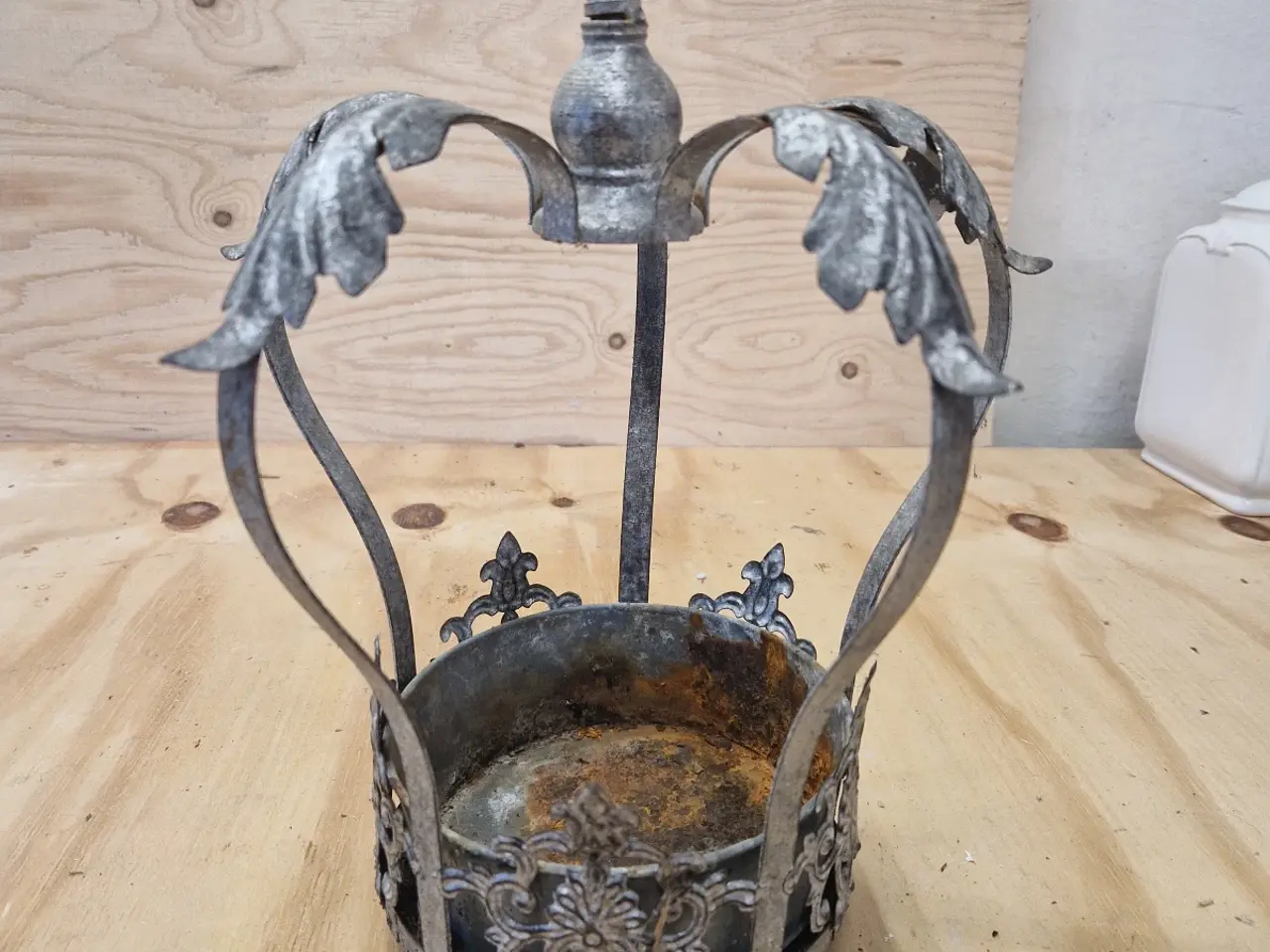 Billede 1 - Dekorativ krone I metal med patina
