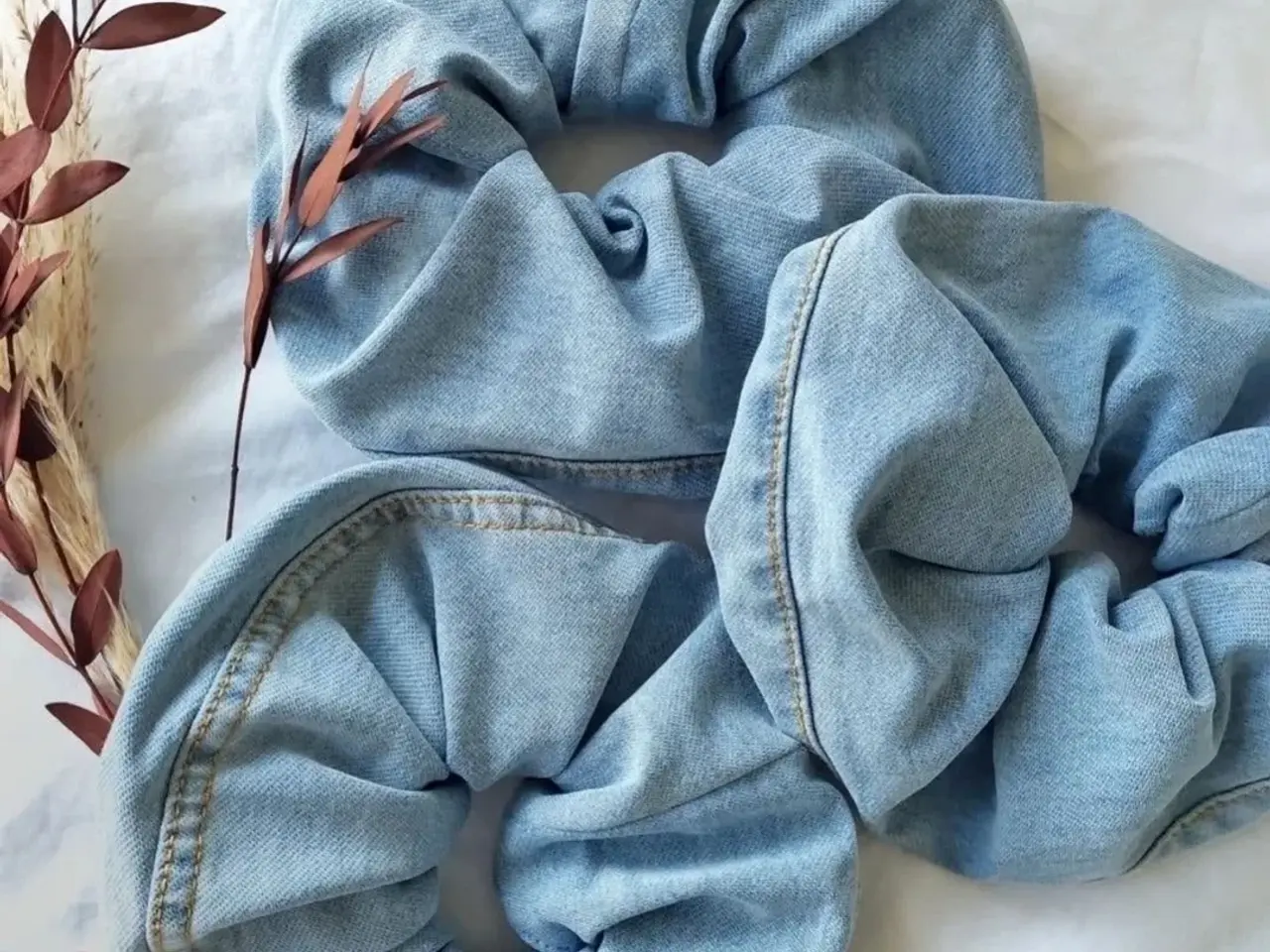 Billede 1 - Unik håndlavet denim-scrunchie (Upcycled af genbru