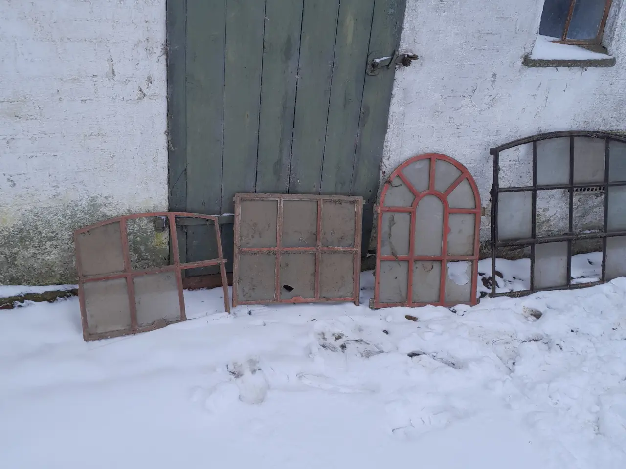 Billede 1 - Staldvinduer i forskellige størrelser.