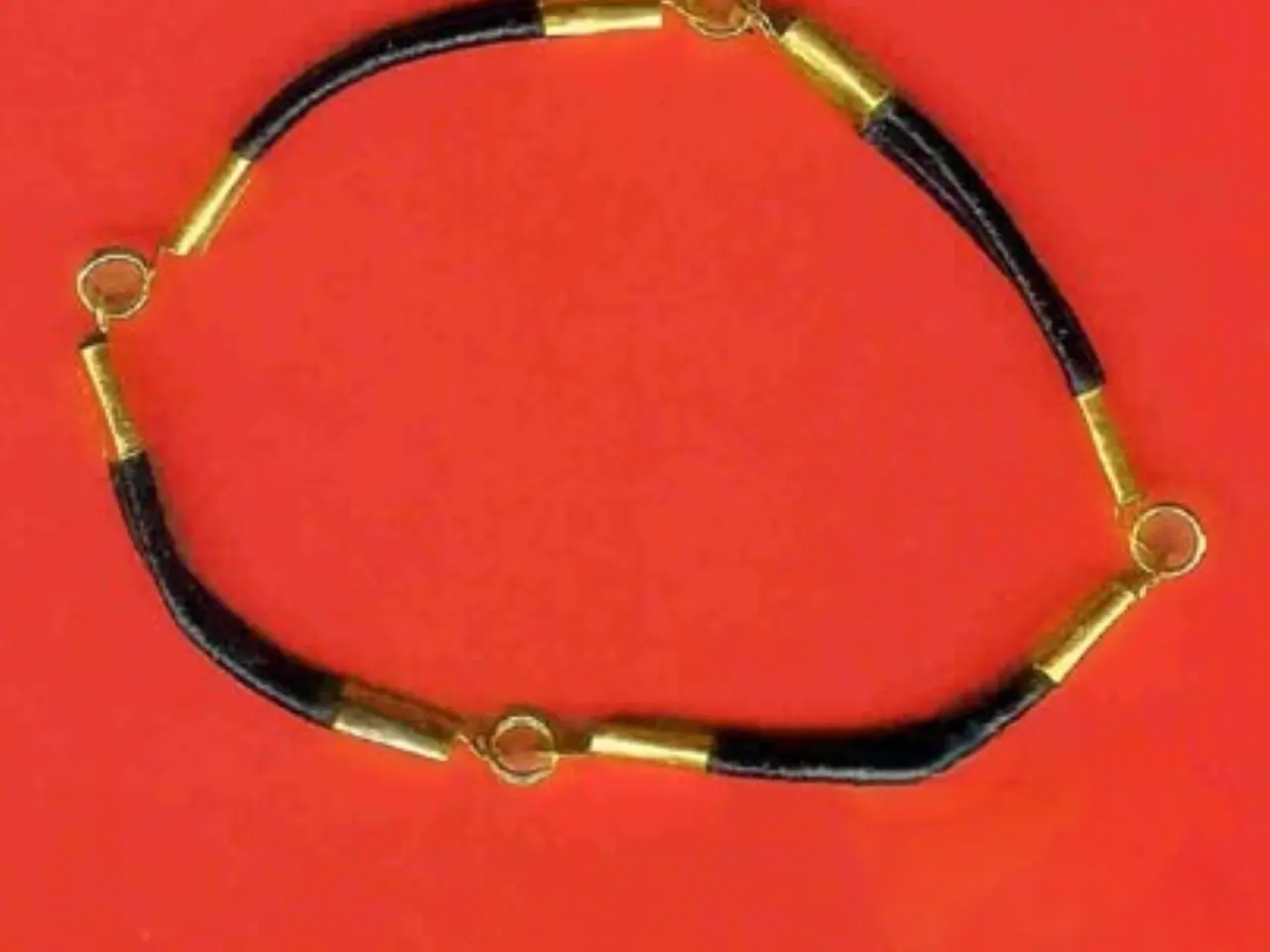Billede 2 - Armbånd i sort læder og guld-/sølv-farvet metal