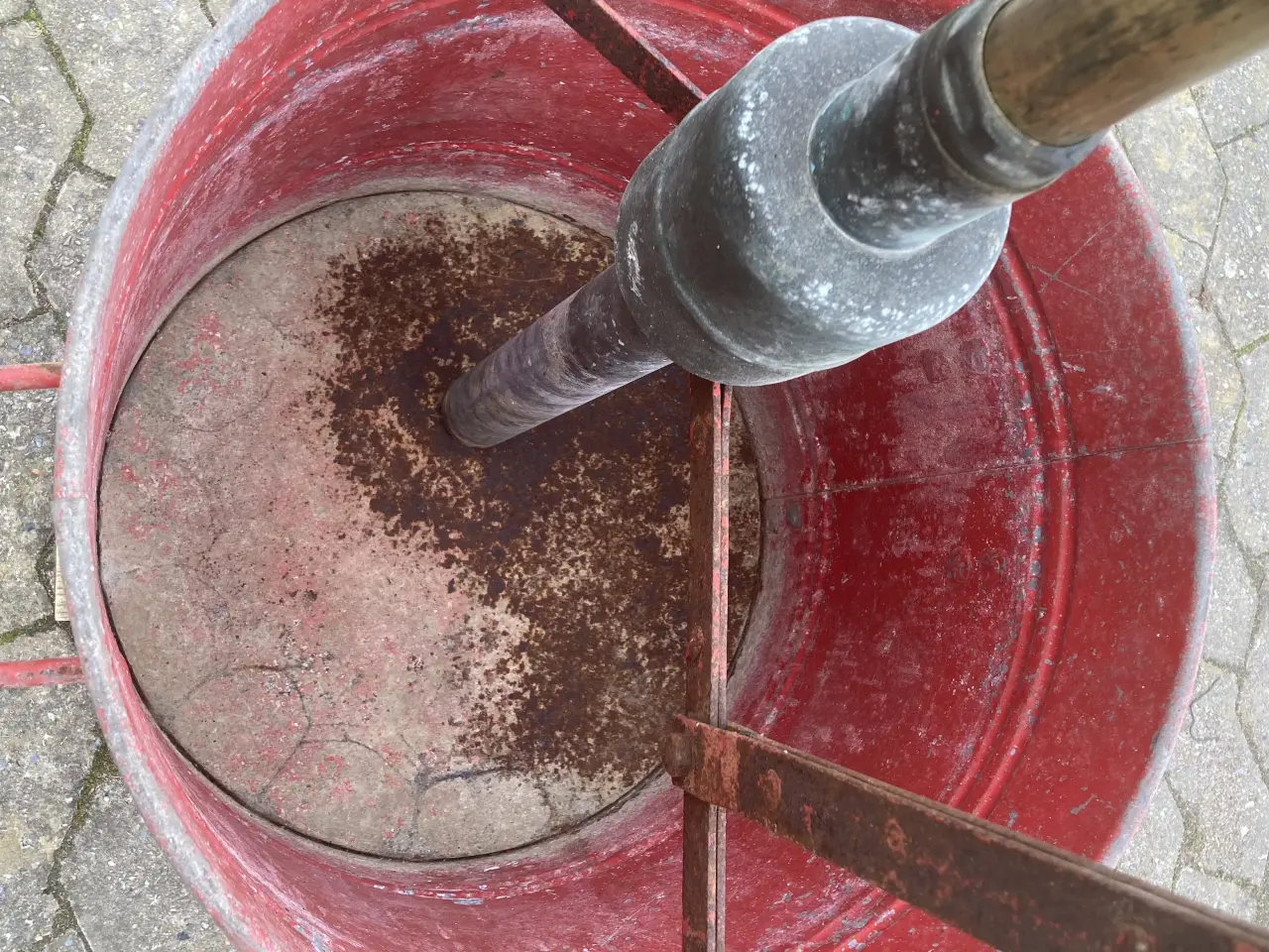 Billede 7 - Gl. Brandspand 60 liter med pumpe fra 50´erene