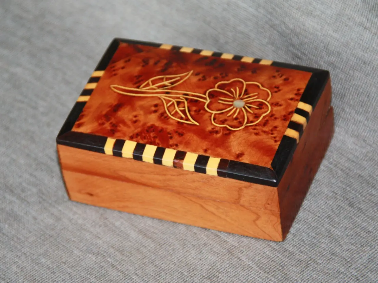 Billede 2 - Lille træ skrin 10,5 cm x 7 cm x 4,5 cm