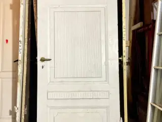 Smuk fyldningsdør m. riflede felter