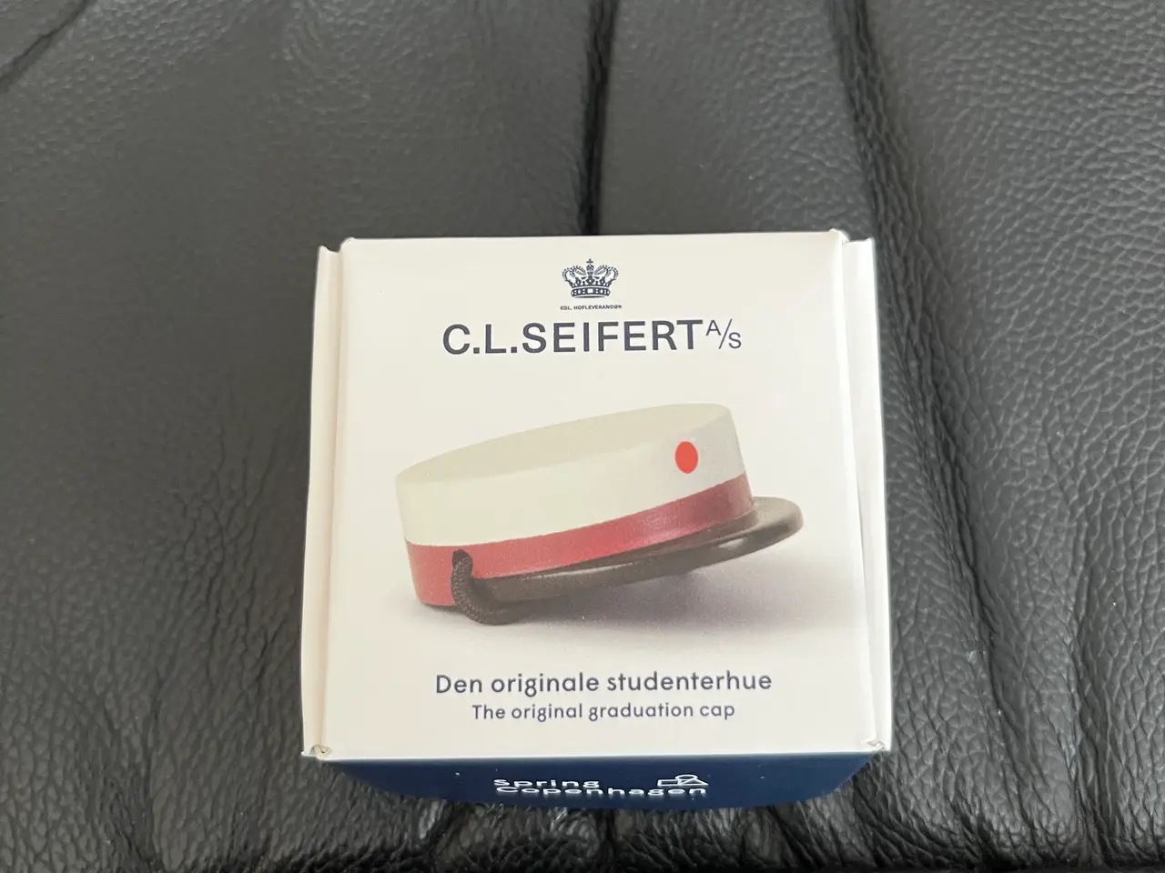 Billede 1 - C.L.Seifert træ studenterhue pige