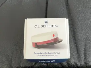 C.L.Seifert træ studenterhue pige