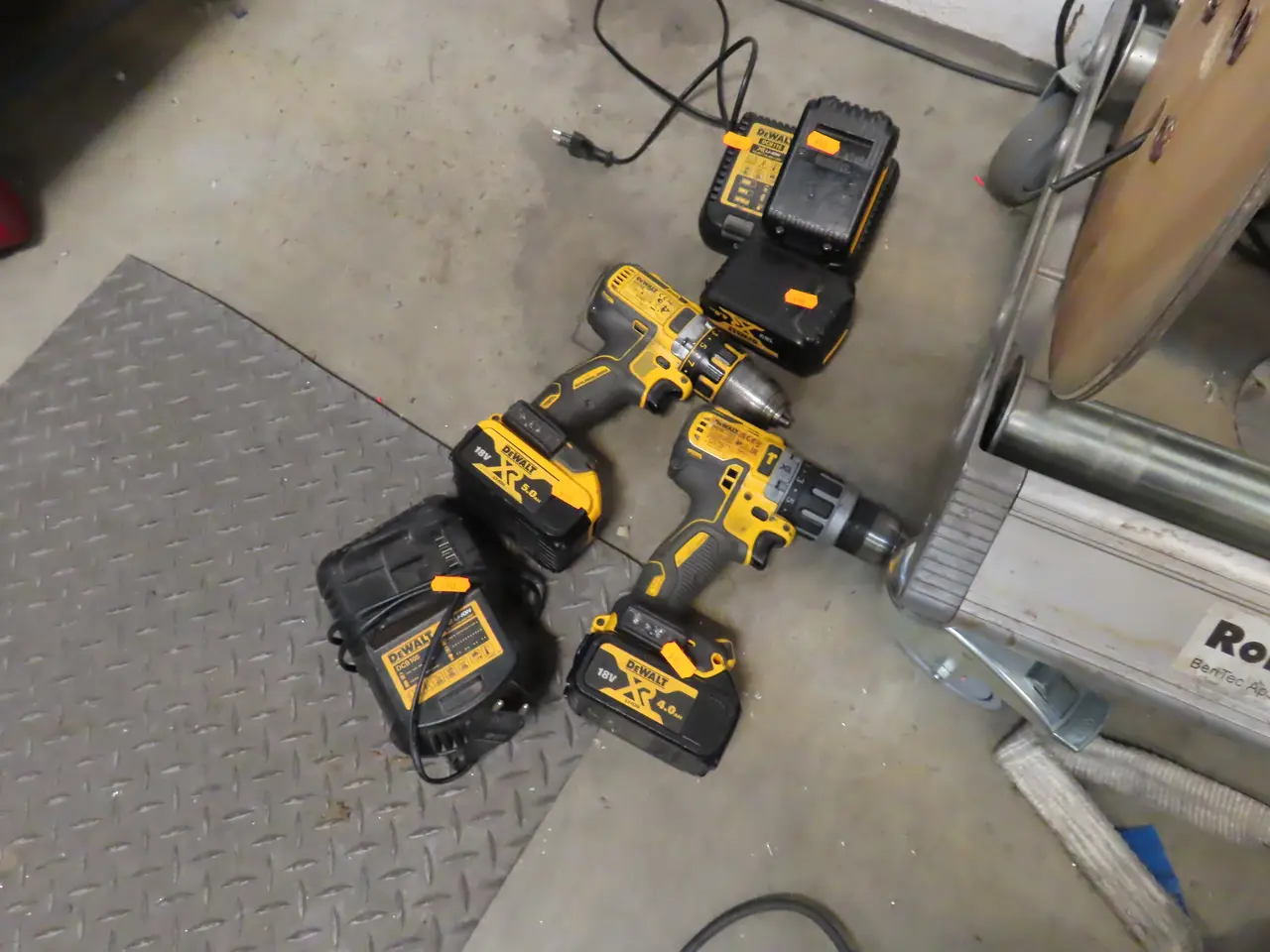 Billede 1 - 2 stk. Akku bore/skruemaskiner DEWALT DCD796, DCD790