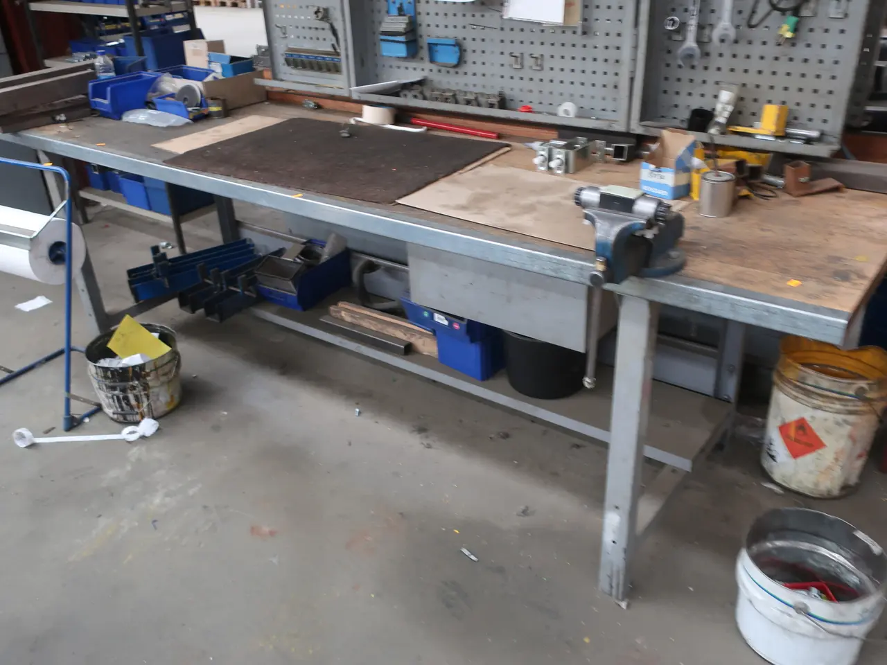 Billede 3 - Arbejdsbord med indhold