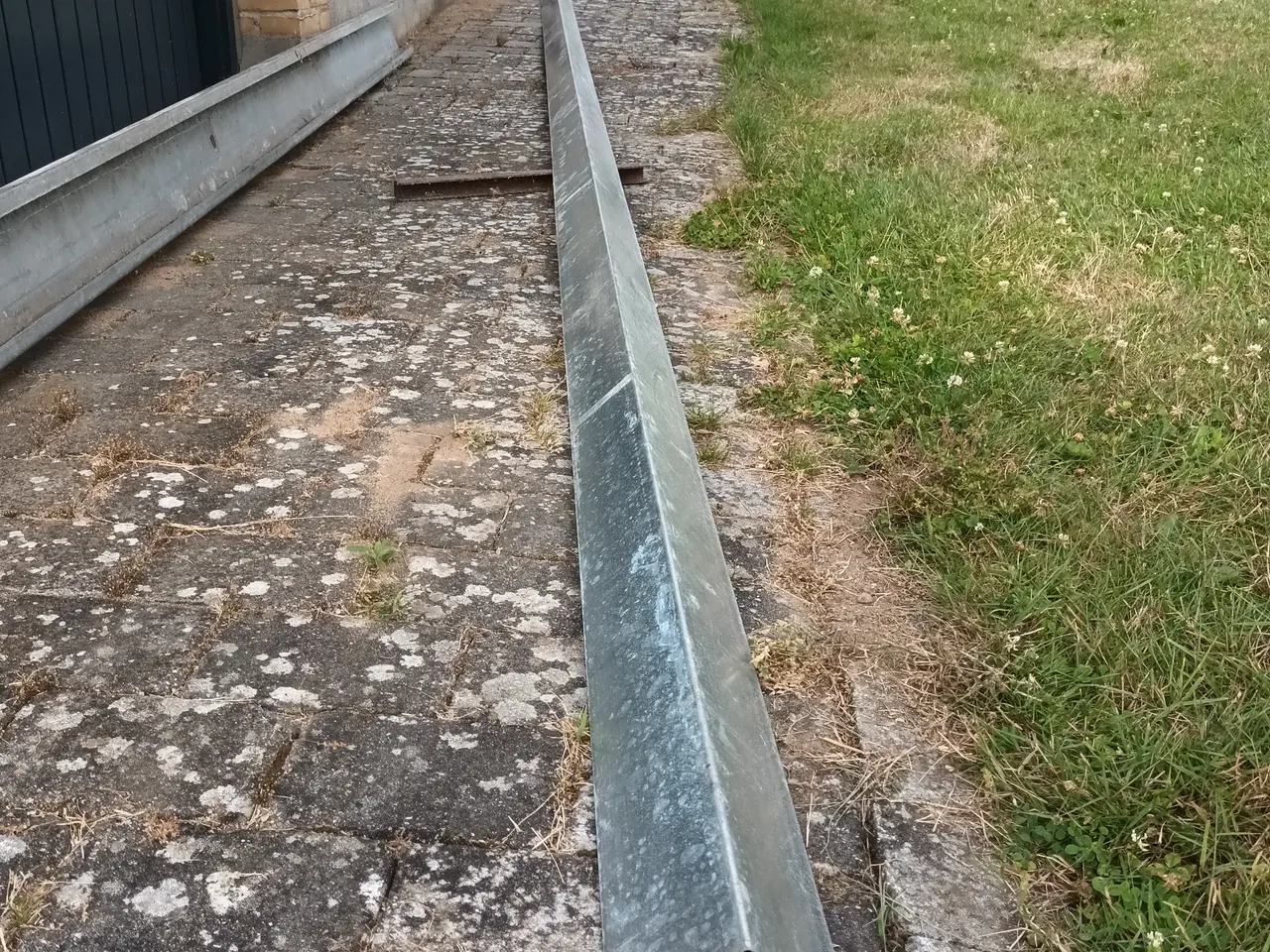 Billede 1 - 6 m. Galvaniseret vinkelprofil 10x10 cm. (4 stk.)