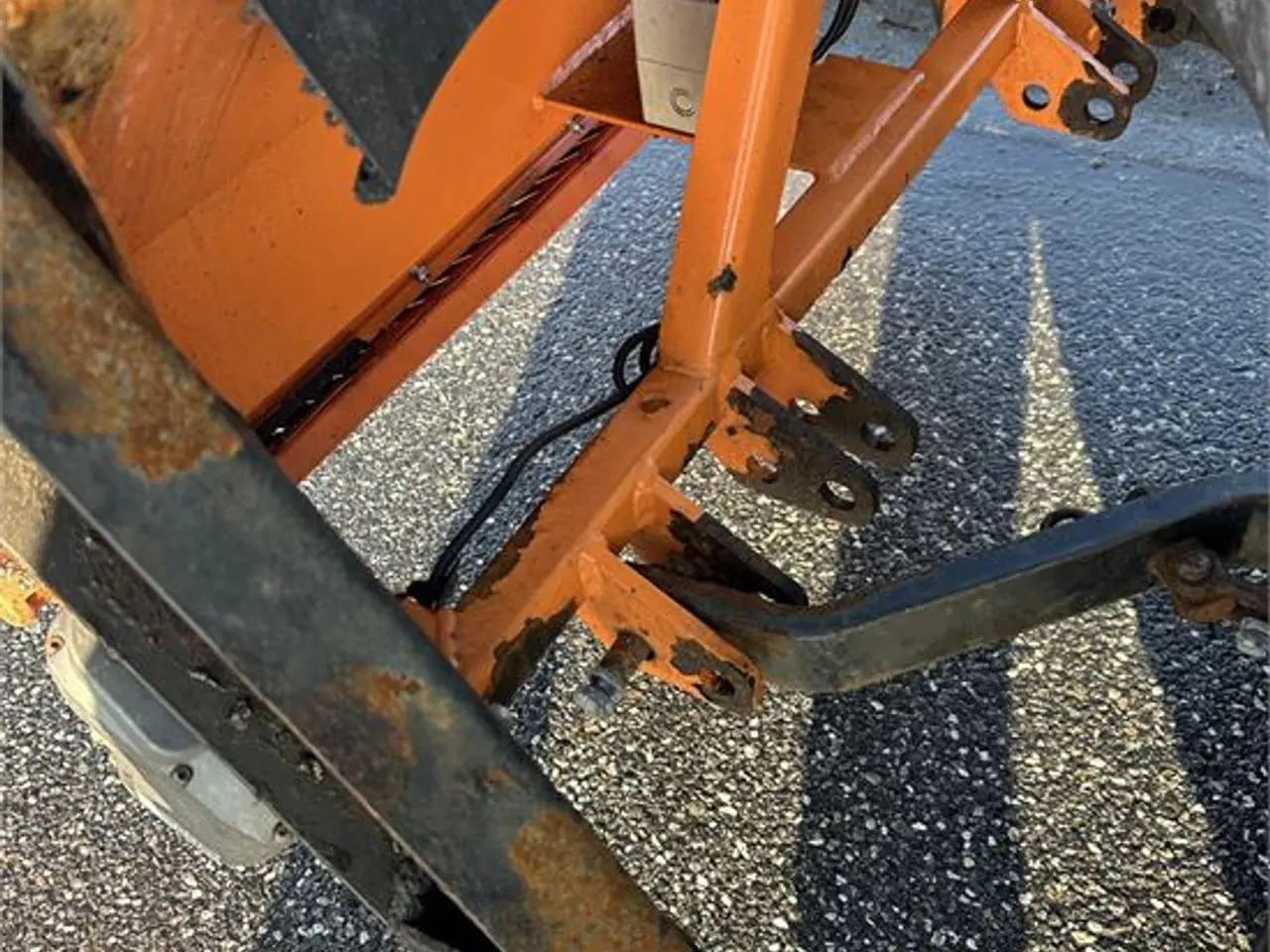Billede 34 - Massey Ferguson 1523 -Only 375 hours With broom and salt spreder