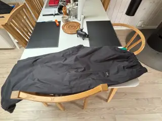 Regnbukser sælges