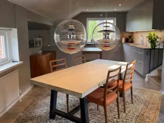 Klassisk elegance: 4 stk. N.O. Møller model 82 i t