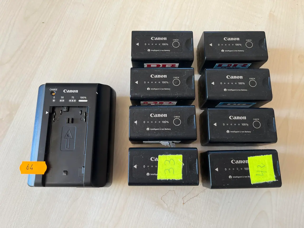 Billede 1 - Oplader og 8. Stk. Canon batterier