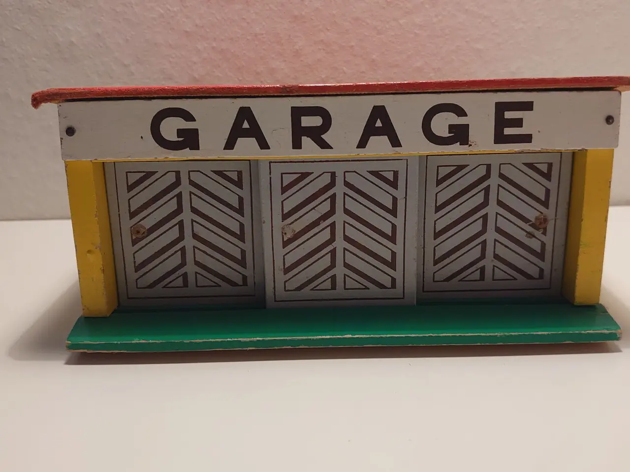 Billede 1 - Lille træ garage fra tyske Tofa prod. 1967.
