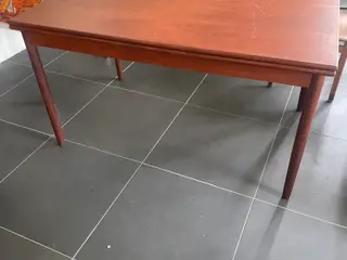 Teaktræ spisebord