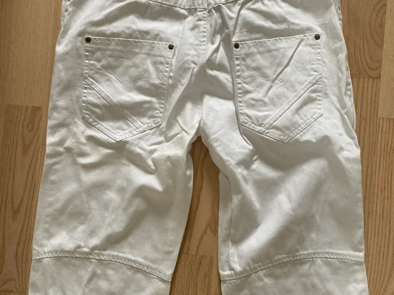 Billede 7 - Hvide denim knæshorts, livvidde 34