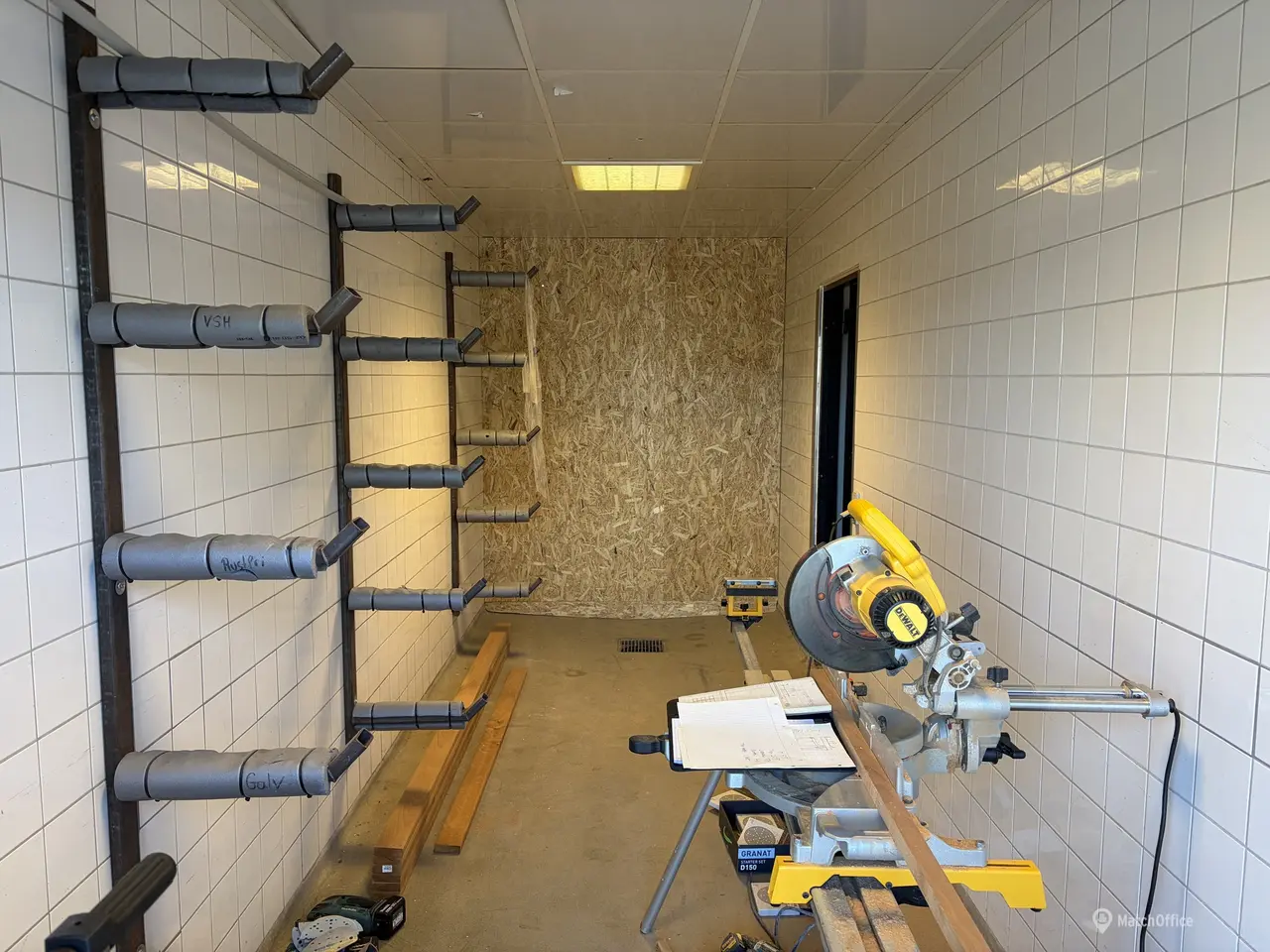 Billede 11 - Højloftet telthal med tilhørende kontor