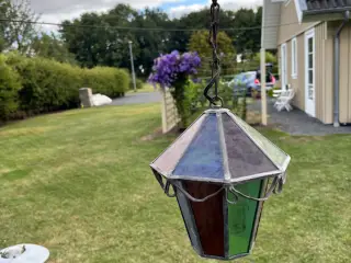 Hænge lampe med farvet glas