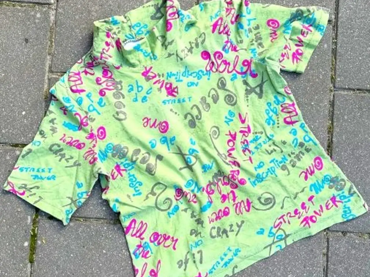 Billede 1 - T-shirt med graffiti - hjemmesyet unika