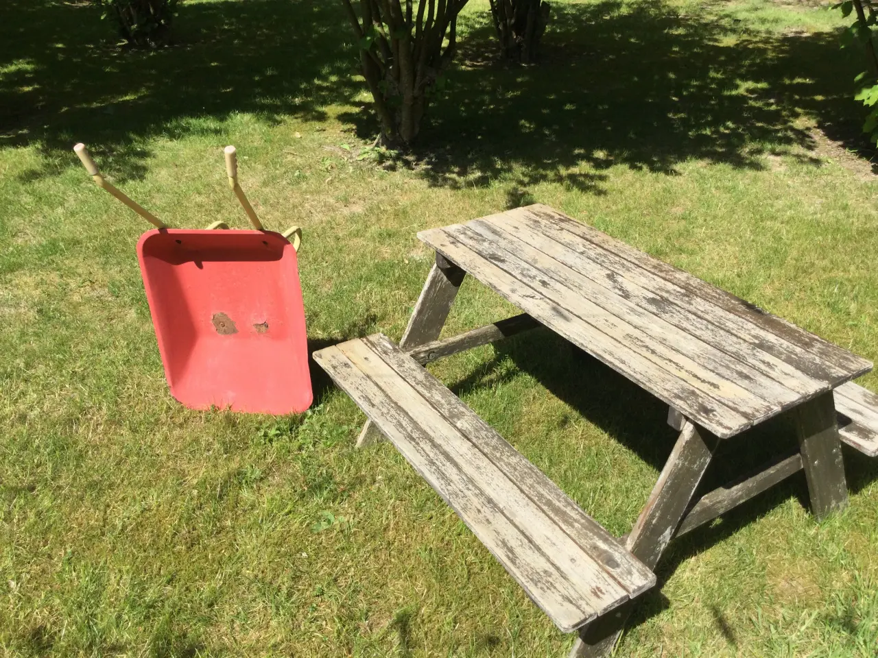 Billede 1 - Børnebord og trillebør