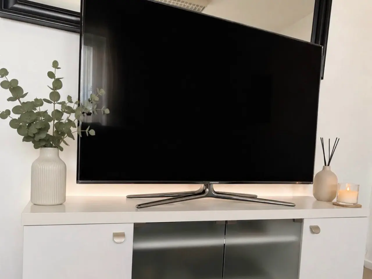 Billede 1 - Flot IKEA TV-bord i hvid – Meget velholdt