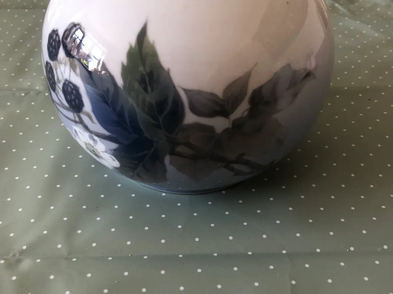 Billede 3 - Royal Copenhagen vase med brombær