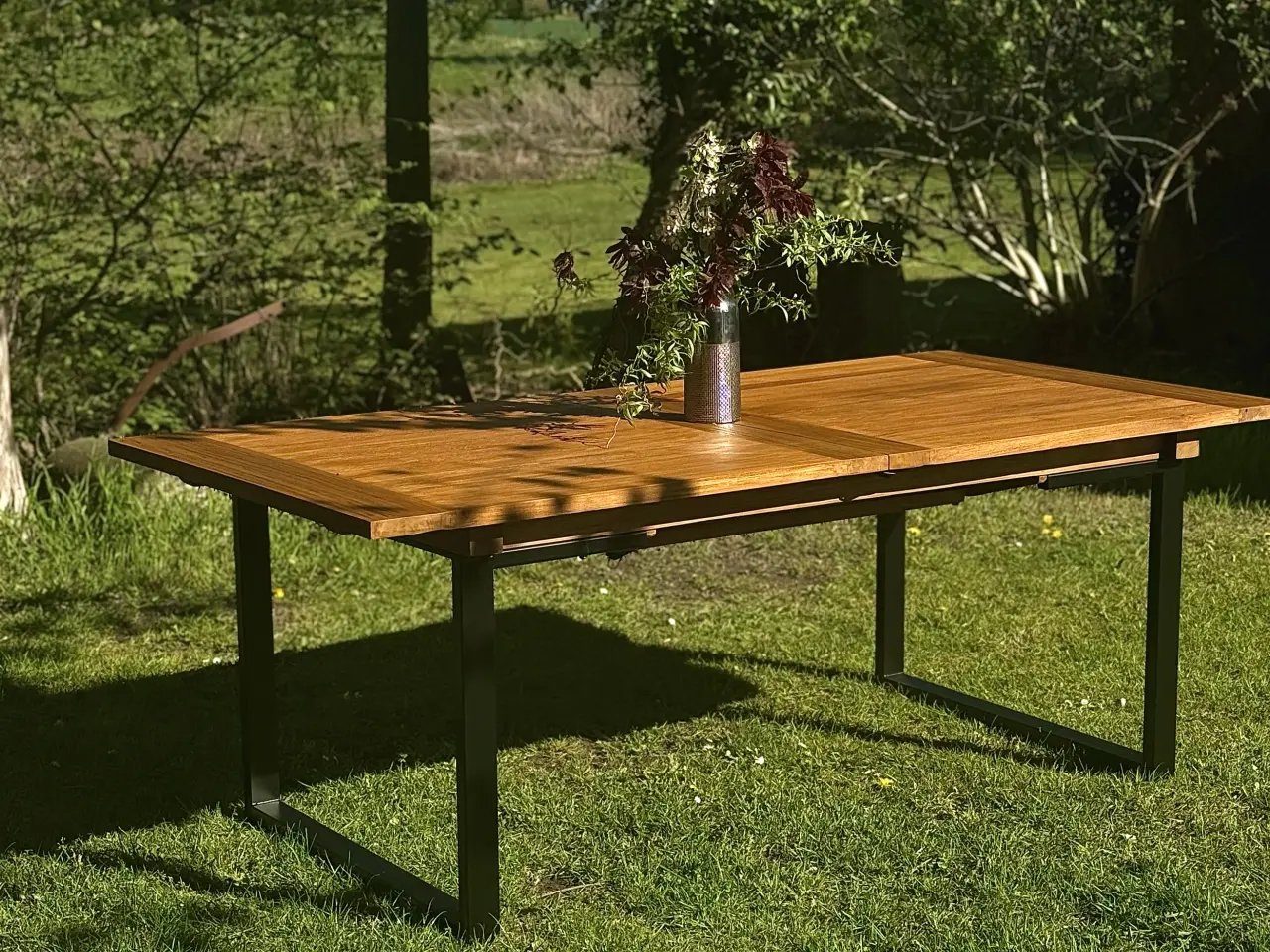 Billede 1 - Eksklusivt nyrenoveret massivt teakbord – Indoor &