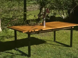 Eksklusivt nyrenoveret massivt teakbord – Indoor &