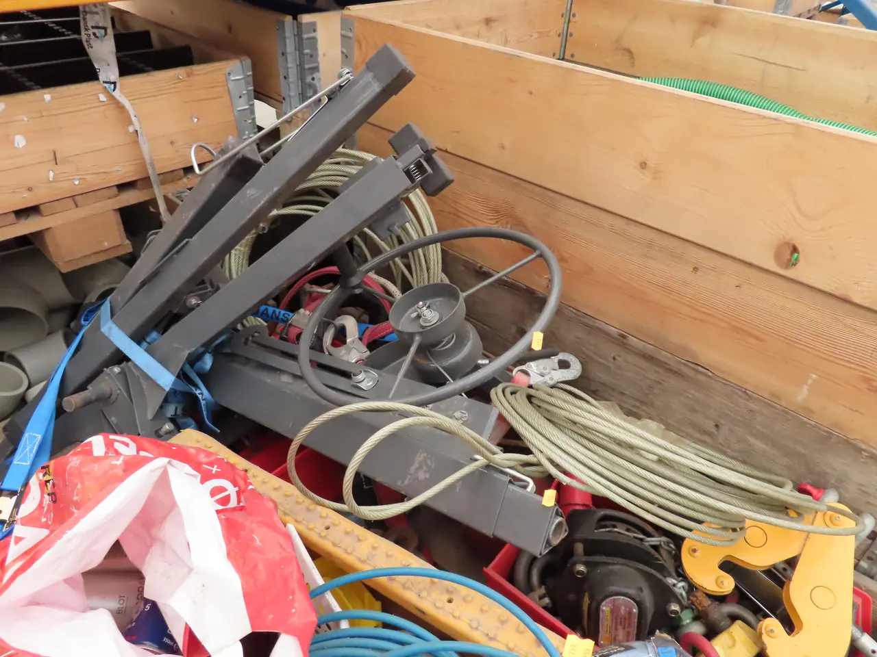 Billede 3 - Palle med materialelift, elkædetalje m.m.
