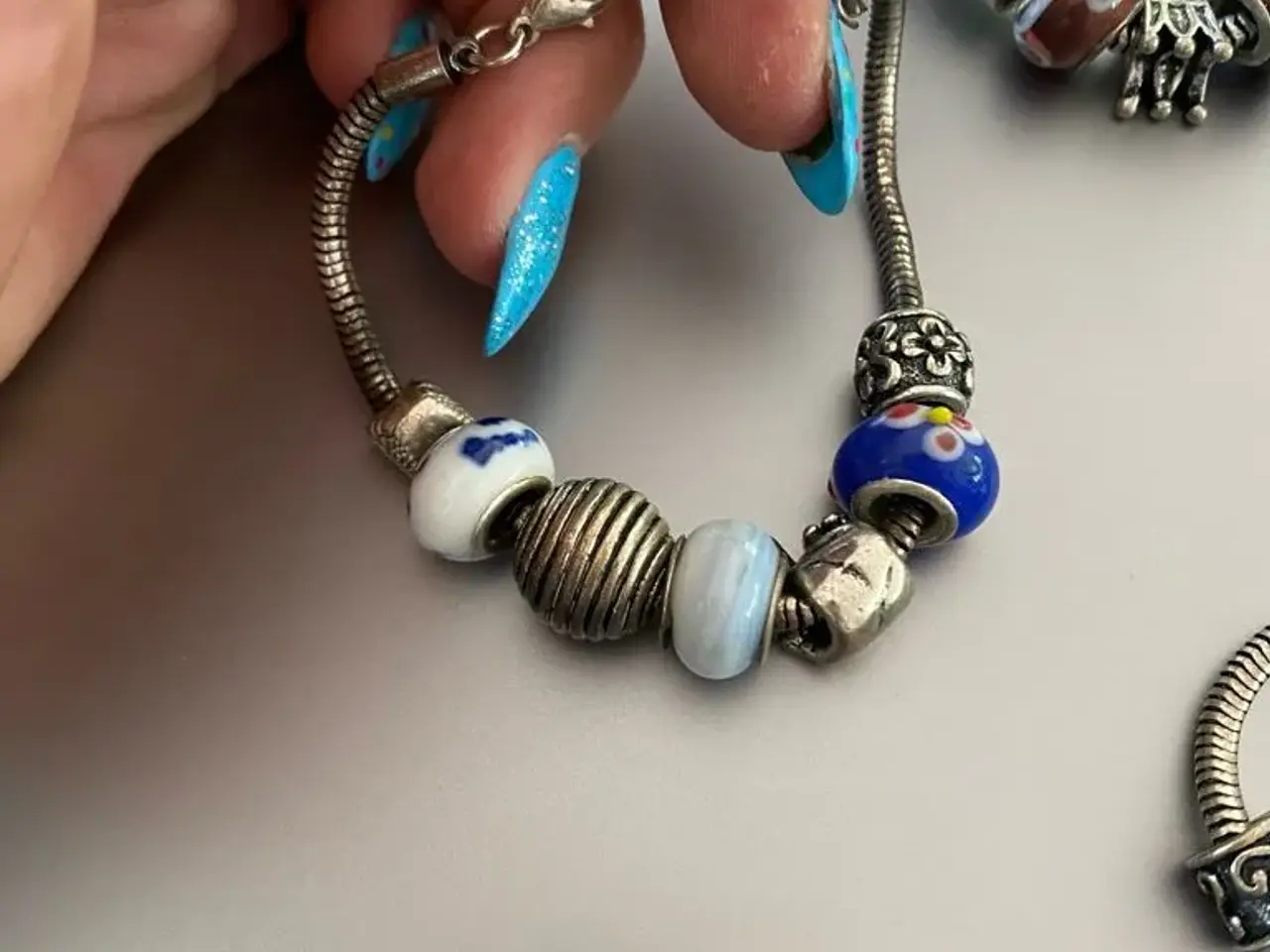 Billede 3 - Søde armbånd med charms