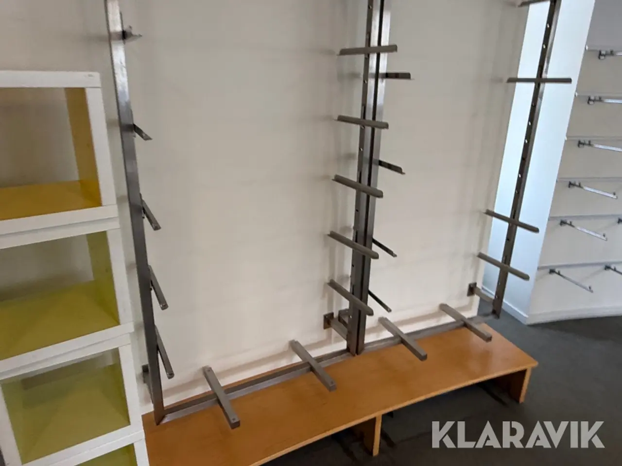 Billede 10 - Komplet apoteksinventar med skuffesystemer, reoler og arbejdsborde