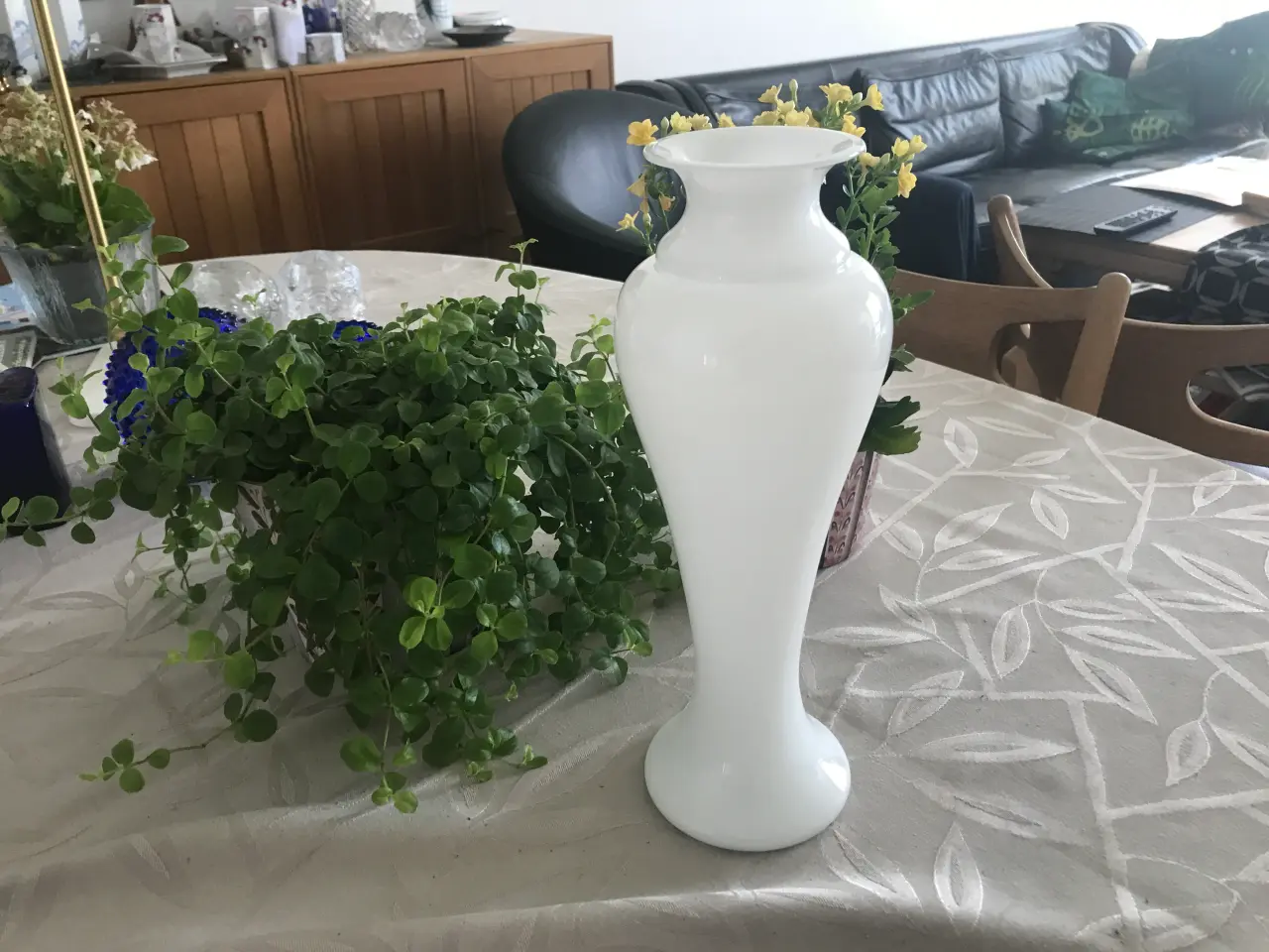 Billede 1 - Korinth vase - Høj slank, opalhvid vase
