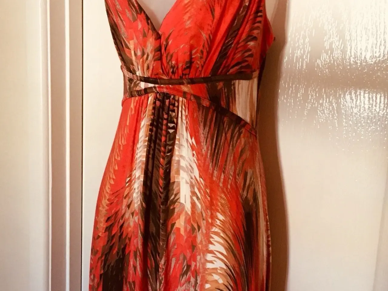 Billede 1 -  MAXI, Rød m.fjer print. lang. Stør: 40/42-Large